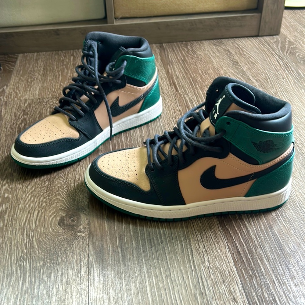 brand new never worn jordan 1s special edition size 7